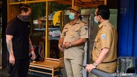 Mereka pun sempat berdialog dengan penyewa kafe. Lurah Bangka mengatakan, pihaknya menunggu surat dari pemilik bangunan untuk pembongkaran mandiri.