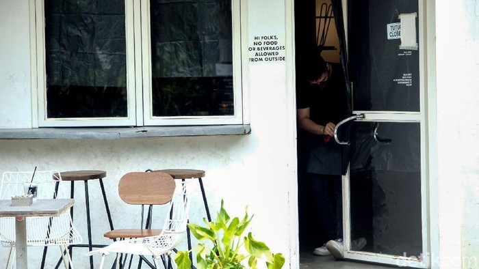 Belum Dibongkar, Furnitur Kafe di Atas Saluran Air Mulai Diangkut Bangunan kafe di atas saluran air di kawasan Kemang belum dibongkar. Meski begitu, barang-barang di dalam kafe tersebut mulai diangkut. Ini potretnya.