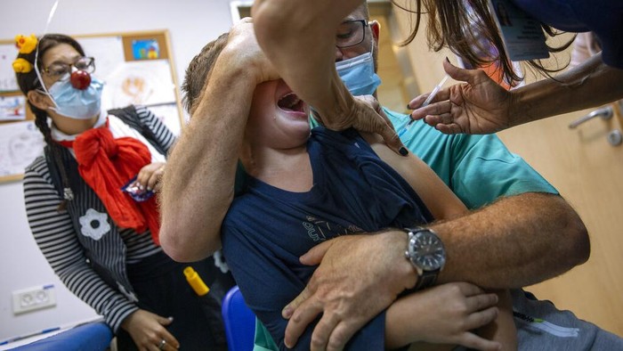 Jarum suntik kerap bikin takut anak-anak untuk divaksin. Anak di Israel ini punya cara nggak biasa agar tak takut saat divaksin, yakni dengan pakai VR.