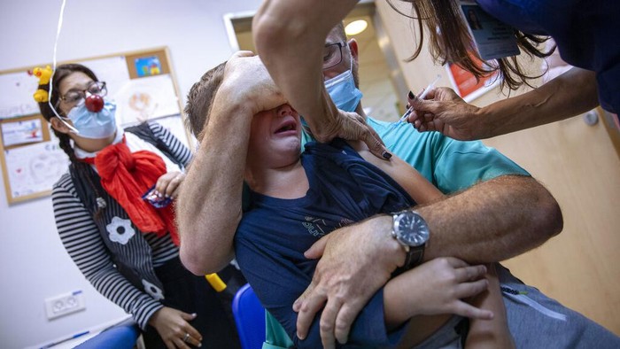 Jarum suntik kerap bikin takut anak-anak untuk divaksin. Anak di Israel ini punya cara nggak biasa agar tak takut saat divaksin, yakni dengan pakai VR.