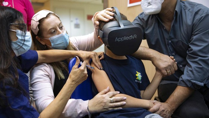Jarum suntik kerap bikin takut anak-anak untuk divaksin. Anak di Israel ini punya cara nggak biasa agar tak takut saat divaksin, yakni dengan pakai VR.