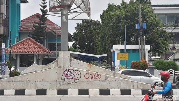 Coretan 'Cahyo' masih nampang di Flyover Purwosari Solo, Selasa (23/11/2021)