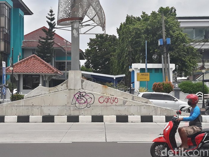 Coretan Cahyo masih nampang di Flyover Purwosari Solo, Selasa (23/11/2021)