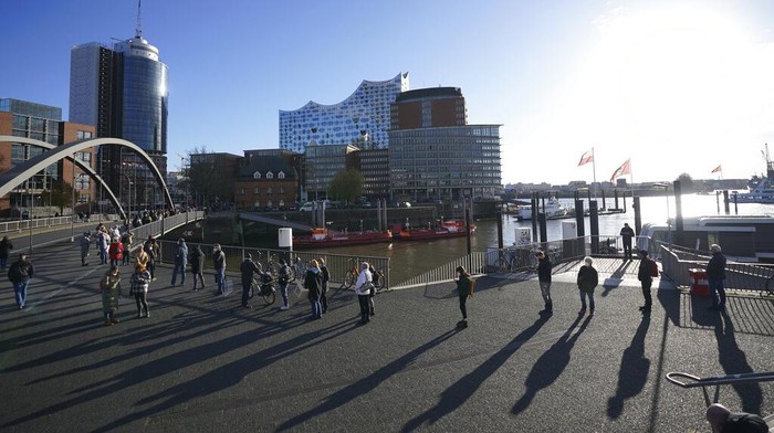 Gelombang baru COVID-19 melanda sejumlah negara Eropa. Warga di Jerman pun ramai-ramai mendatangi pusat vaksinasi untuk mendapatkan vaksin COVID-19.