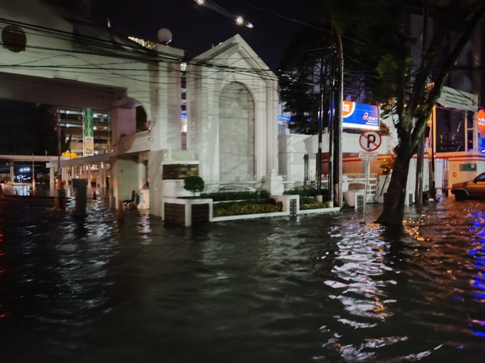 Jalan Diponegoro, Medan, tepat di depan kantor Gubernur Sumut terendam banjir, Selasa (23/11) malam. Banjir terjadi usai wilayah tersebut diguyur hujan.