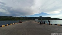 Pelabuhan ini dilengkapi pula oleh Trestle atau akses jalan dari dermaga menuju darat sepanjang 60x12 meter per segi.