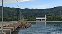 Terdapat Causeway yang berfungsi sebagai jalan penghubung antara dermaga dengan darat.