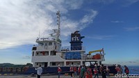 Kolam pelabuhan di sini dapat disandari kapal hingga berukuran 25.000 DWT.