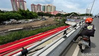 Sejumlah pipa drainase yang memenuhi trotoar menyulitkan para pejalan kaki yang melintas.