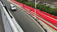 Pasalnya, pipa-pipa drainase yang diletakan di atas trotoar itu menghalangi para pejalan kaki.