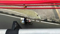 Akibatnya, para pejalan kaki yang lewat pun harus turun ke jalan raya.