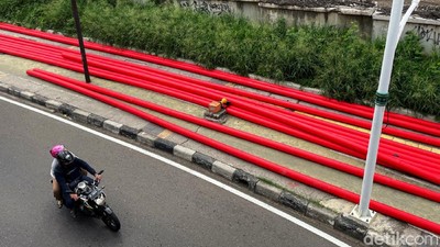 Duh, Trotoar di Cempaka Putih Jadi Parkiran Pipa Drainase