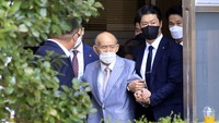 Chun Doo-Hwan saat menghadiri persidangan, (9/8/2021). Semasa hidupnya, dia dikenal sebagai Tukang Jagal dari Gwangju karena memerintahkan pasukan untuk menumpas pemberontakan melawan kekuasaannya tahun 1980 di kota Gwangju. (Yonhap via AP/File).