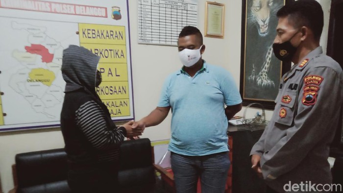 Emak-emak pelaku pencurian meminta maaf kepada korban di Polsek Delanggu, Selasa (23/11/2021).