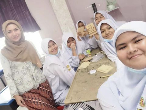 Foto Juliana saat mengajar.