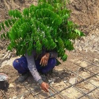 Selain untuk melindungi dari paparan sinar matahari, gaya tukang bangunan yang satu ini juga bisa untuk bersembunyi atau menutupi wajahmu loh. Dijamin orang lain tidak akan mengenali deh.. Foto: Instagram/@infotekniksipil