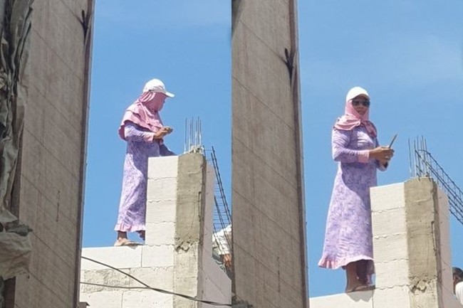 Kata siapa hijab dan daster hanya untuk perempuan? Buktinya demi kulit terlindungi dari panas matahari, tukang bangunan ini rela mengenakan hijab dan daster loh.. Foto: twitter/@duniakuli