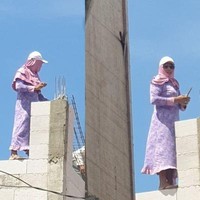 Kata siapa hijab dan daster hanya untuk perempuan? Buktinya demi kulit terlindungi dari panas matahari, tukang bangunan ini rela mengenakan hijab dan daster loh.. Foto: twitter/@duniakuli