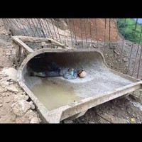 Tidur di manapun jadi asalkan bisa terhindar dari panas matahari. Kalau gini kan tidurnya bisa jadi lebih nyenyak selama tempat yang dipakai buat beristirahat sedang tidak digunakan. Foto: Instagram/@infotekniksipil