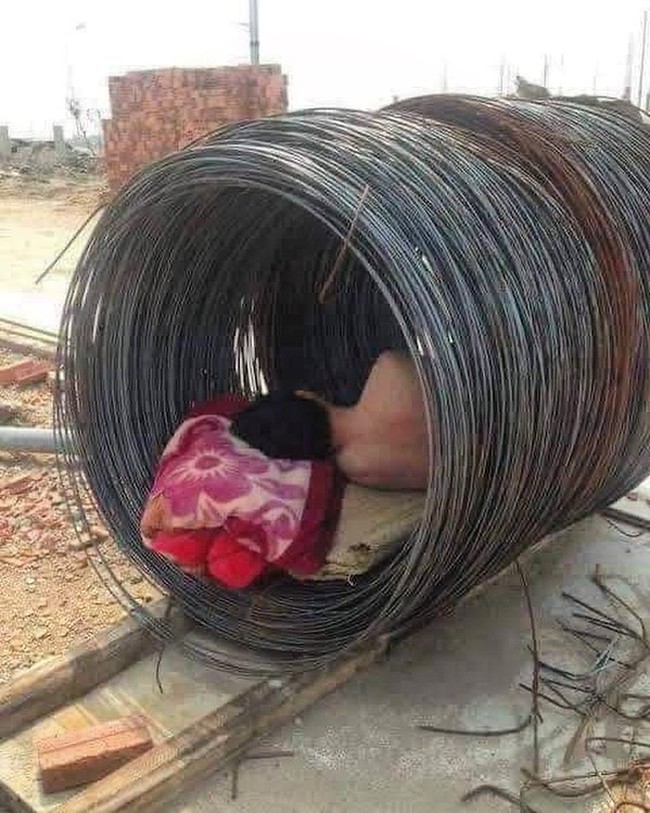 Tempat tidur ekstrem ini dijamin anti mainstream. Jangan sampai aja gulungan kawat besinya menusuk atau melukai tubuh yaa.. Foto: Instagram/@infotekniksipil