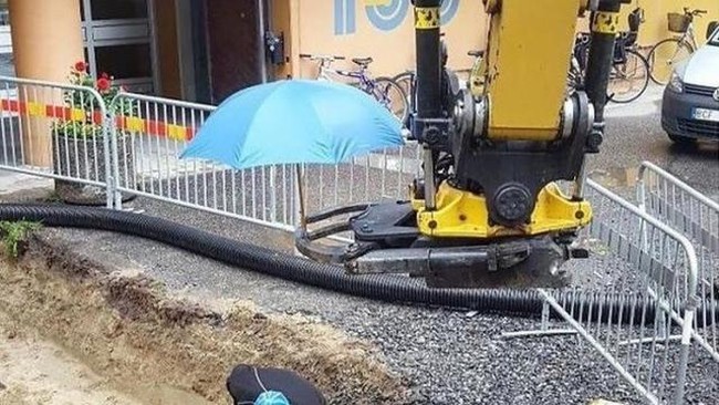 Definisi sedia payung sebelum hujan. Cara apapun pokoknya akan dilakukan demi bisa terhindar dari panas matahari. Benar-benar bikin geleng-geleng kepala deh.. Foto: Instagram/@infotekniksipil