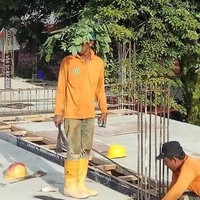 Hampir sama seperti tukang bangunan yang sebelumnya, tukang bangunan yang satu ini juga memilih menggunakan dedaunan di kepalanya demi bisa terhindar dari pancaran sinar matahari. Benar-benar aksinya bisa bikin yang lihat jadi bingung terheran-heran. Foto: 1cak.com