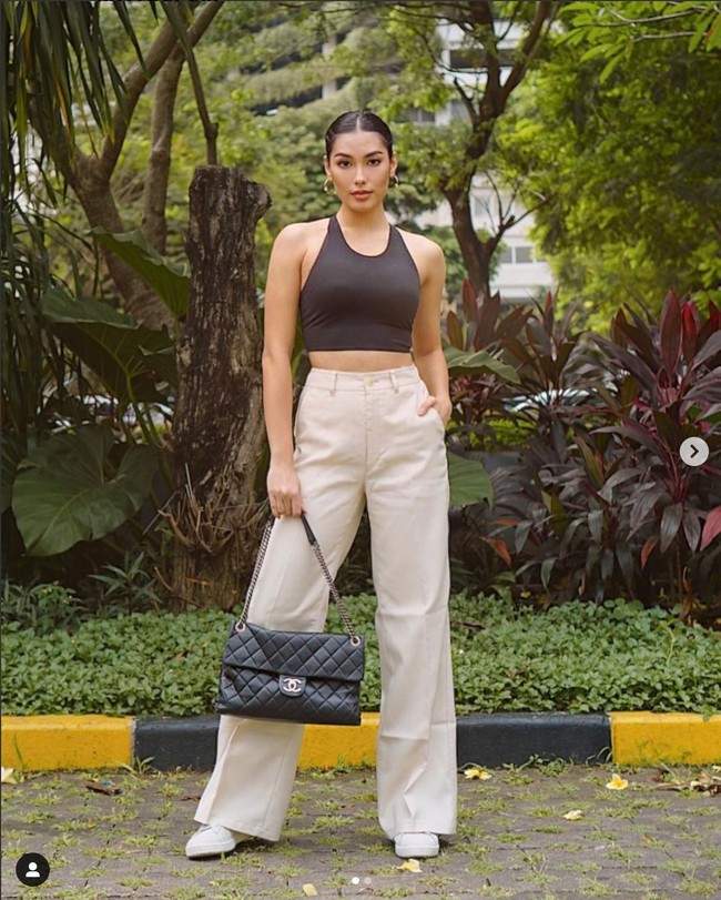 Namun kini kekompakan Frederika Alexis Cull dan ibunya sirna. Perseteruan keduanya terjadi karena berbagai hal mulai dari memasukkan nama Fred ke dalam silsilah keturunan Keraton Sumedang Larang hingga perebutan anjing peliharaan. Foto: Dok. Instagram @frederikacull