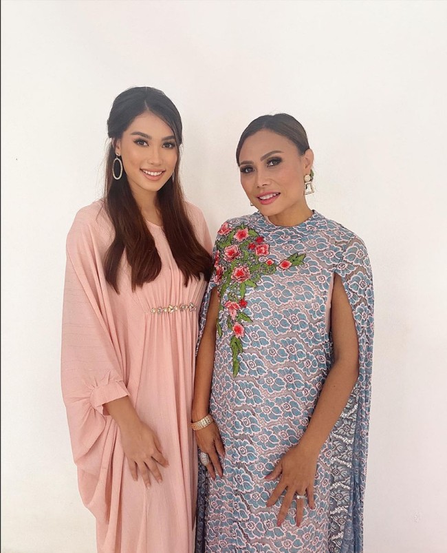 Sementara Yulia Peers mengatakan bahwa mantan suaminya dan putrinya, Frederika Alexis Cull pernah datang ke rumah untuk mengambil anjing kesayangannya. Saya dipiting jadi pada saat datang ada perebutan anjing ya, tapi saya sudah teriak karena saking besarnya rumah saya teriak. Jangan sampai mereka masuk ke rumah saya, tapi dia menantang silakan panggil polisi itu mantan saya ya. Dan ini anjing harus dibawa Frederika mendorong saya dari pintu ya, kata Yulia Peers lalu menangis seperti dikutip dari detikhot. Foto: Dok. Instagram @frederikacull