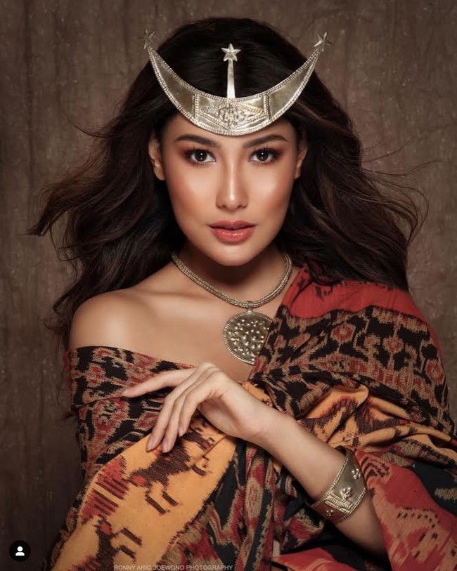 Hubungan dengan Frederika Alexis Cull yang memanas, Yulia pun sampai menyebut sang putri sebagai anak durhaka. Seakan dia menjatuhkan diri saya, saya berkata di depan kalian, di media, saya berani karena ada dasar. Kalau memang dia sayang saya datanglah. Apa perlu saya minta maaf terus Frederika? Kan kalau saya minta maaf ke sekian kali kamu akan durhaka berat, saya tidak mau, tegas Yulia. Foto: Dok. Instagram @frederikacull