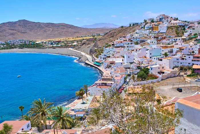 Fuerteventura di Kepulauan Canary, Spanyol Las Playitas multicolor houses in the mountain in Fuerteventura.