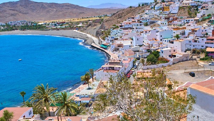 Fuerteventura di Kepulauan Canary, Spanyol Las Playitas multicolor houses in the mountain in Fuerteventura.