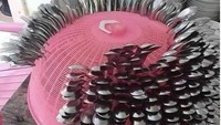 Pernah melihat tudung saji dengan rongga di bagian sisinya? Jika biasanya tak pernah digunakan, ternyata rongga tudung saji punya manfaat loh. Netizen ini susun semua sendok di rumahnya secara berurutan mengitari tudung saji. Foto: Istimewa