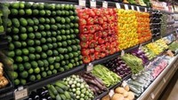 Mengerjakan pekerjaannya dengan sepenuh hati, seorang pekerja supermarket ini menumpahkan segala niatnya. Menyusun sayuran satu per satu dengan letak tangkai yang saling sejajar, pekerja yang satu ini sabarnya keterlaluan! Foto: Istimewa