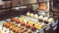 Hobi traveling, Velove Vexia juga tak pernah melewatkan momen untuk mengunjungi makanan khas dan terkenal dari berbagai negara. Mengunjungi salah satu toko kue populer di Vienna, Austria, Velove membagikan deretan kue cokelat yang manis. Foto: Instagram/vealovexia