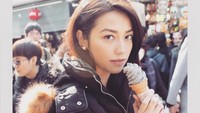 Velove Vexia ternyata seorang foodies yang hobi makan es krim dan gelato. Saat mengunjungi Jepang, foto cantik Velove memperlihatkan dirinya yang tengah asyik menikmati sebuah es krim cone. Foto: Instagram/vealovexia