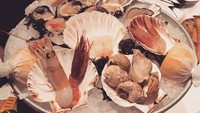 Selain es krim, Velove juga penggemar seafood. Terlihat foto yang diunggah, ia memamerkan seafood platter yang penuh dengan berbagai jenis seafood segar. Foto: Instagram/vealovexia