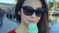 Berkunjung ke Australia, Velove Vexia juga menyempatkan diri untuk mencicipi es krim buatan lokal. Es krim rasa mint yang segar menyejukkan Velove di bawah matahari yang terik. Foto: Instagram/vealovexia