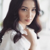 Melalui akun Instagram pribadinya, belum lama ini Velove Vexia kembali membagikan foto terbarunya usai berstatus sebagai seorang istri. Penampilan Velove dalam foto tersebut yang kemudian berhasil mencuri atensi para warganet. Beberapa ada yang menyamakannya dengan boneka Barbie hingga selebriti Korea. Kirain Jisoo, komentar salah seorang netizen. (Foto: Instagram/vealovexia)