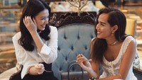 Menjadi aktris ternama, Velove ternyata juga kerap bergabung menjadi Brand Ambassador sebuah merek ternama. Posenya saat minum teh begitu anggun dengan tas bermerek yang menemani di sisinya. Foto: Instagram/vealovexia