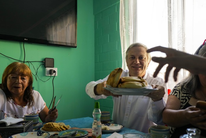 KAndidat cappres Chili, Jose Antonio Kast menyapa warga dan sarapan bersama di Calera de-Tango, Santiago, (22/11/2021). Kast diyakini menang dalam Pemilu pada Minggu (21/11) meski harus bertarung di putaran kedua.