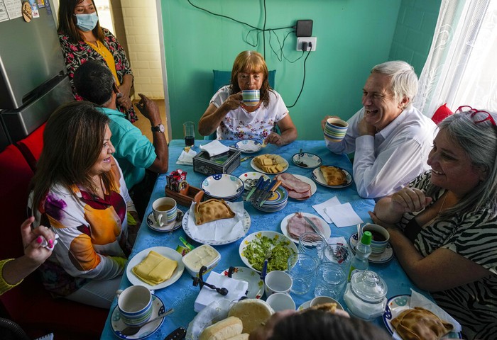 Gaya Capres Chili, Sarapan Bersama di Rumah Warga KAndidat cappres Chili, Jose Antonio Kast menyapa warga dan sarapan bersama di Calera de-Tango, Santiago, (22/11/2021). Kast diyakini menang dalam Pemilu pada Minggu (21/11) meski harus bertarung di putaran kedua.