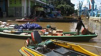 Tampak sejumlah warga beraktivitas di area sekitar Pasar Sungai Durian. Aktivitas perekonomian di tempat itu mulai ramai seperti semula.