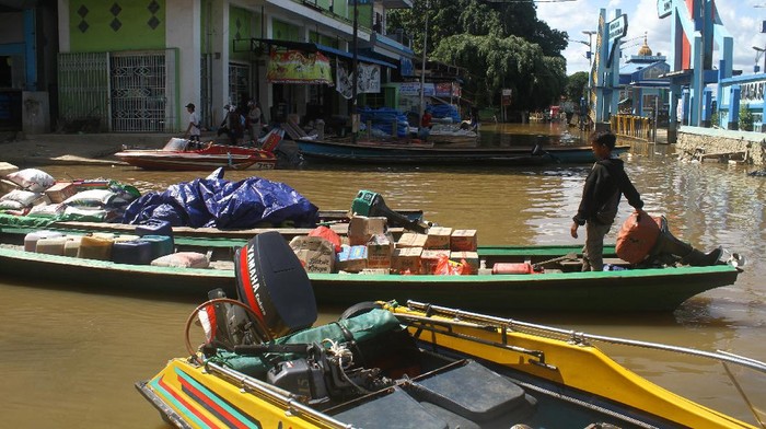 Geliat Pasar Sungai Durian Saat Banjir Sintang Berangsur Surut Banjir yang merendam Sintang berangsur surut. Aktivitas perekonomian di Pasar Sungai Durian pun kembali bergeliat.