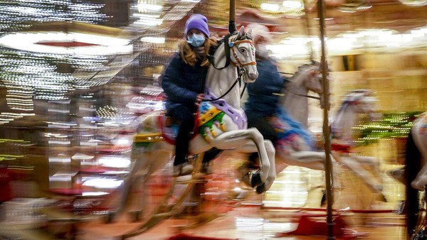Pasar Natal tak hanya diisi oleh toko-toko yang menjual berbagai makanan maupun dekorasi untuk menyambut Natal, tetapi juga terdapat berbagai wahana bermain untuk anak, salah satunya komidi putar. AP Photo/Michael Probst. Pasar Natal tak hanya diisi oleh toko-toko yang menjual berbagai makanan maupun dekorasi untuk menyambut Natal, tetapi juga terdapat berbagai wahana bermain untuk anak, salah satunya komidi putar. AP Photo/Michael Probst.