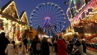 Pasar Natal menjadi daya tarik tersendiri bagi warga maupun wisatawan. Namun, melonjaknya kasus COVID-19 di Jerman membuat pasar tersebut digelar dengan menerapkan protokol kesehatan yang ketat. AP Photo/Bernd Woestneck.
