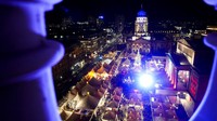 Tak hanya di Frankfurt, Pasar Natal juga digelar di Berlin dengan menerapkan protokol kesehatan yang ketat. Hal itu dilakukan guna mencegah lonjakan kasus COVID-19 saat gelombang virus Corona tengah melanda sejumlah daerah di Jerman dan juga Eropa. AP Photo/Markus Schreiber. 