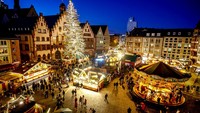 Kerlap-kerlip lampu hias menyemarakkan Pasar Natal di kawasan Frankfurt, Jerman, Senin (22/11/2021) waktu setempat. AP Photo/Michael Probst.