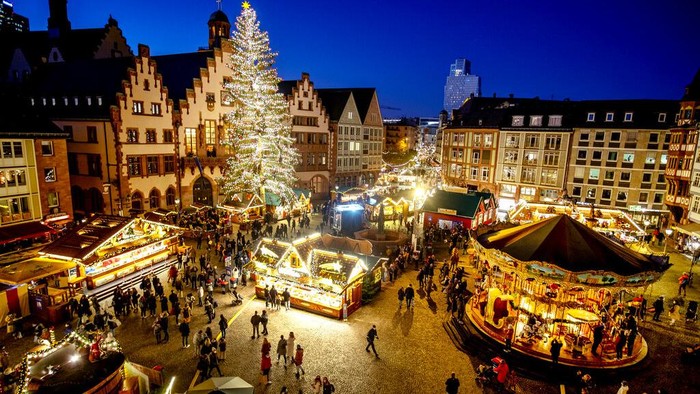 Pasar Natal di Frankfurt hingga Berlin tetap bergeliat di tengah melonjaknya kasus COVID-19 di Jerman-Eropa. Semarak menyambut Natal pun tampak terasa di sana.