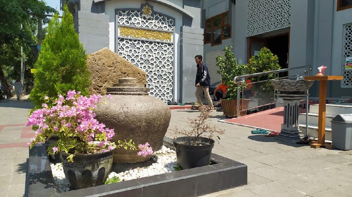 Gentong sebagai tempat pensucian diri atau Tirta Amerta di masjid agung lamongan