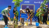 Hadir dalam acara tersebut Direktur Wholesale Risk and Asset Management Bank BTN Elisabeth Novie Riswanti bersama Direktur Risk Management and Transformation Bank BTN Setiyo Wibowo, Asisten Bidang Perekonomian dan Pembangunan Provinsi Nusa Tenggara Barat (NTB) M Husni dan Deputi Komisioner Bidang Pemanfaatan Dana BP Tapera Ariev Baginda usai menanam pohon usai acara Akad Kredit Massal KPR BP2BT dalam rangka perayaan HUT KPR ke-45 di Perumahan Bellpark 2, Lombok Barat, Nusa Tenggara Barat.